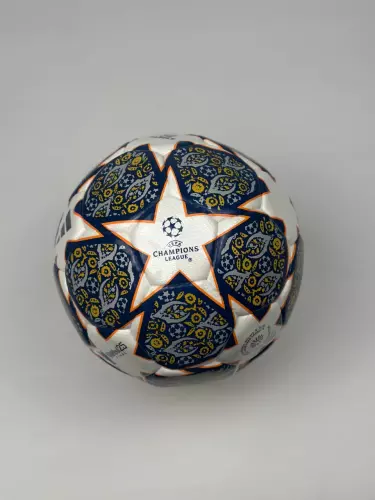 Профессиональные футбольные мячи, сшиты Adidas